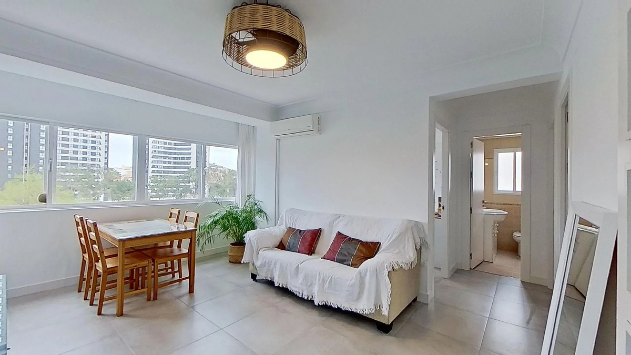 Apartment - Middle Floor Apartment в продаже в Málaga, Málaga. В доме 3 спален и 1 ванных комнат. Площадь дома 73 м²