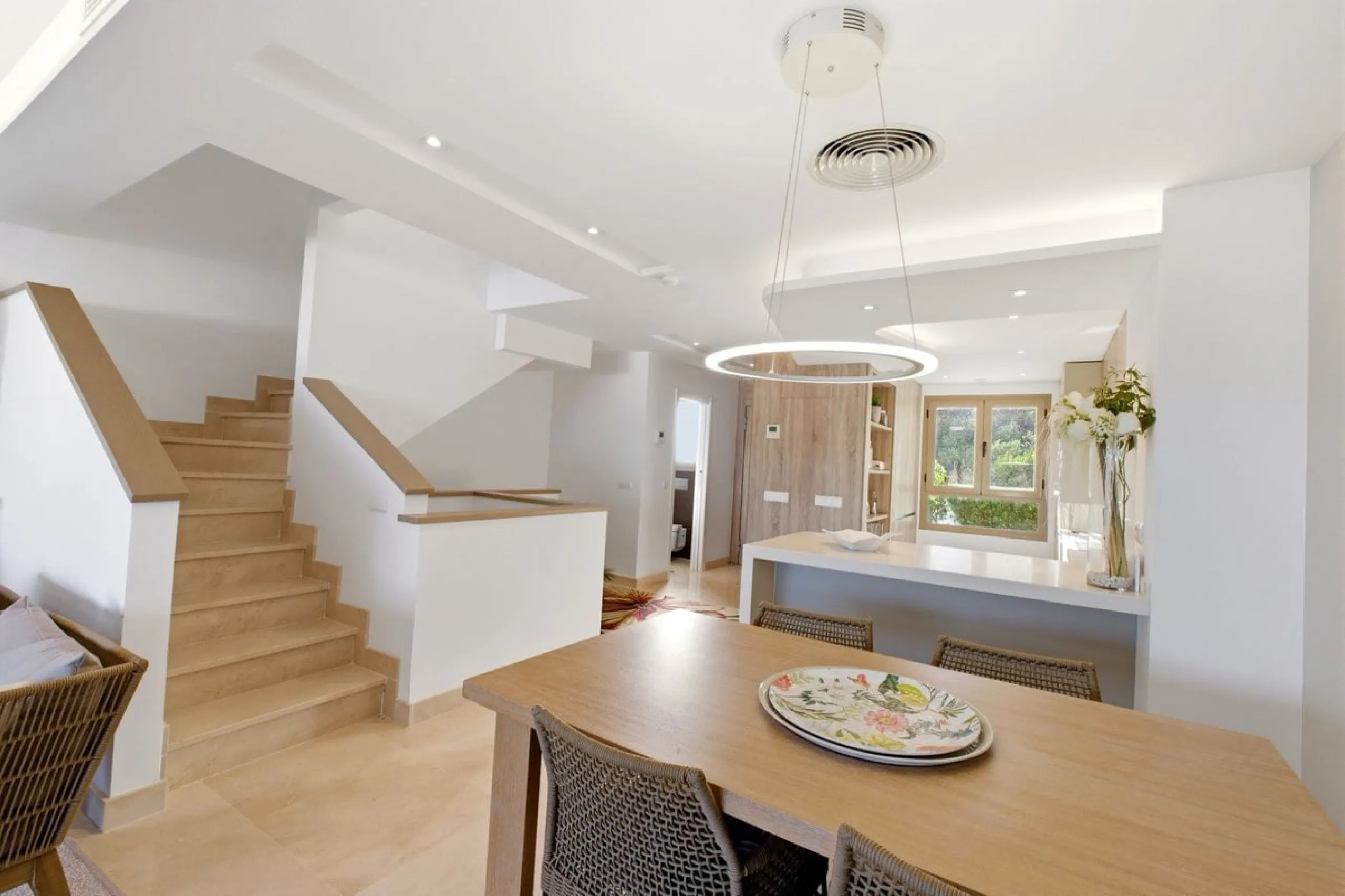 Dieses stilvolle Reihenhaus vereint Wohnraum, Natürlichkeit und modernes Design zu einem komfortablen Zuhause – ideal für den dauerhaften Wohnsitz oder als Ferienwohnung. Marmorböden und ein warmes, zeitgenössisches Ambiente zeichnen es aus