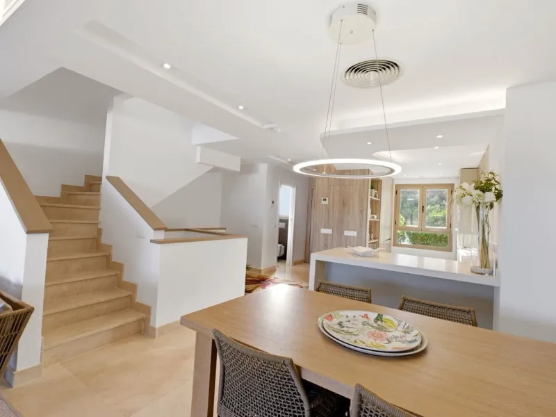 Dieses stilvolle Reihenhaus vereint Wohnraum, Natürlichkeit und modernes Design zu einem komfortablen Zuhause – ideal für den dauerhaften Wohnsitz oder als Ferienwohnung. Marmorböden und ein warmes, zeitgenössisches Ambiente zeichnen es aus