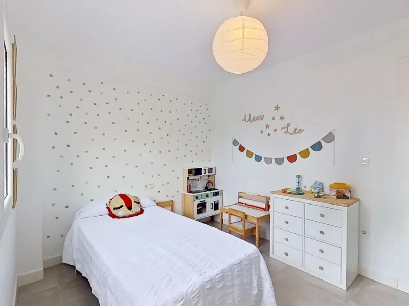 Apartment - Middle Floor Apartment в продаже в Málaga, Málaga. В доме 3 спален и 1 ванных комнат. Площадь дома 73 м²