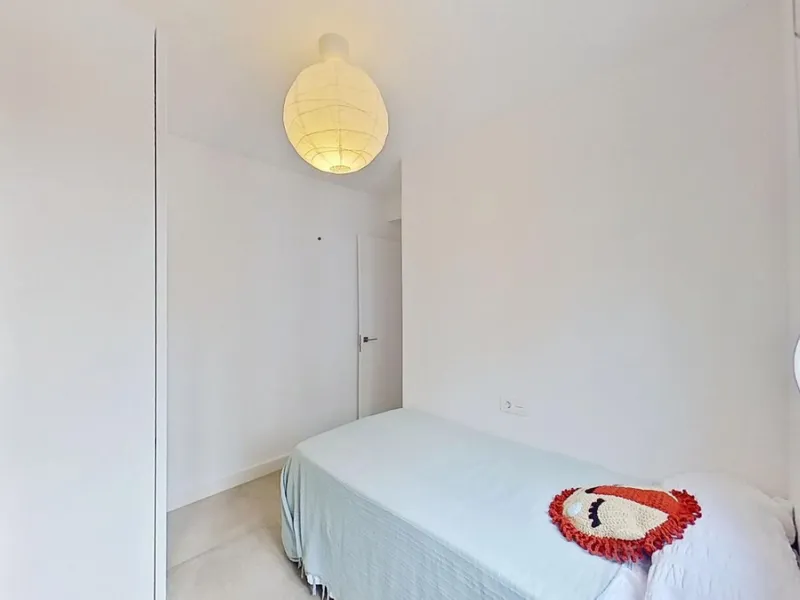 Apartment - Middle Floor Apartment в продаже в Málaga, Málaga. В доме 3 спален и 1 ванных комнат. Площадь дома 73 м²