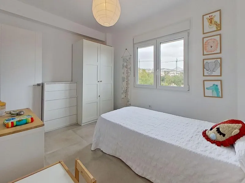 Apartment - Middle Floor Apartment в продаже в Málaga, Málaga. В доме 3 спален и 1 ванных комнат. Площадь дома 73 м²