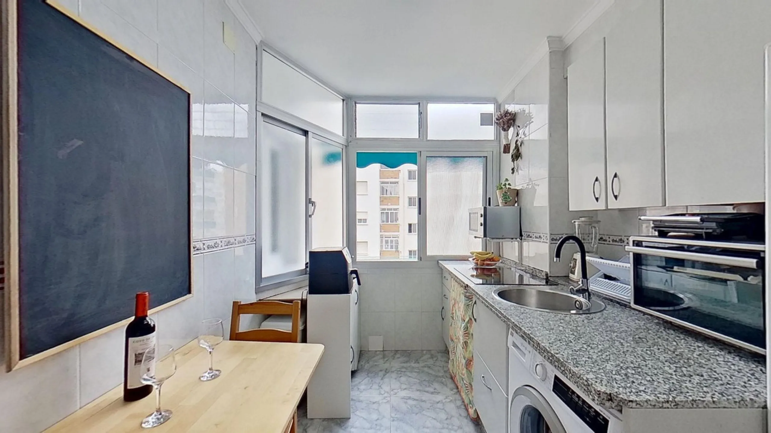 Apartment - Middle Floor Apartment в продаже в Málaga, Málaga. В доме 3 спален и 1 ванных комнат. Площадь дома 73 м²