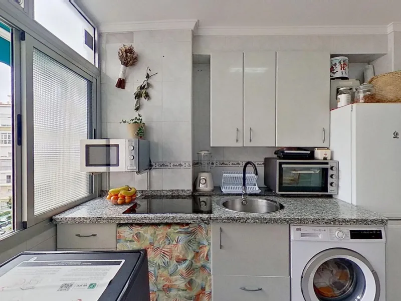 Apartment - Middle Floor Apartment в продаже в Málaga, Málaga. В доме 3 спален и 1 ванных комнат. Площадь дома 73 м²