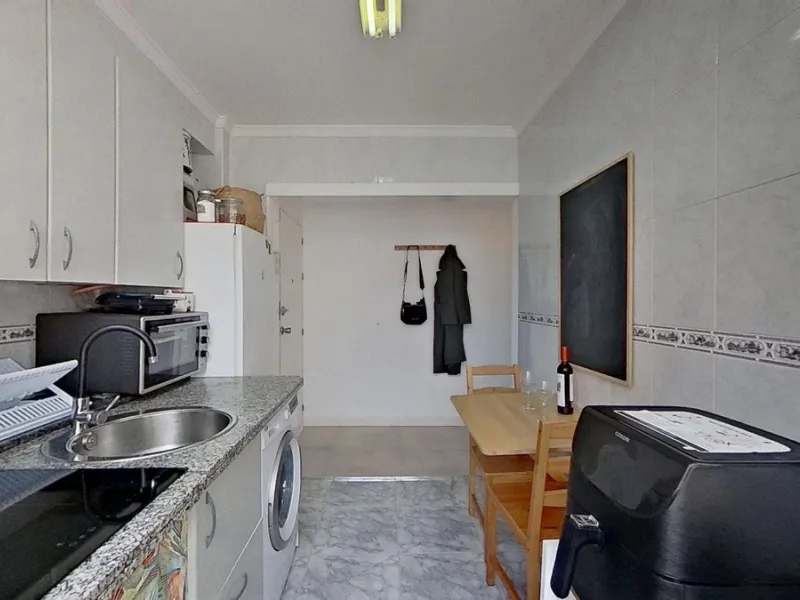 Apartment - Middle Floor Apartment в продаже в Málaga, Málaga. В доме 3 спален и 1 ванных комнат. Площадь дома 73 м²