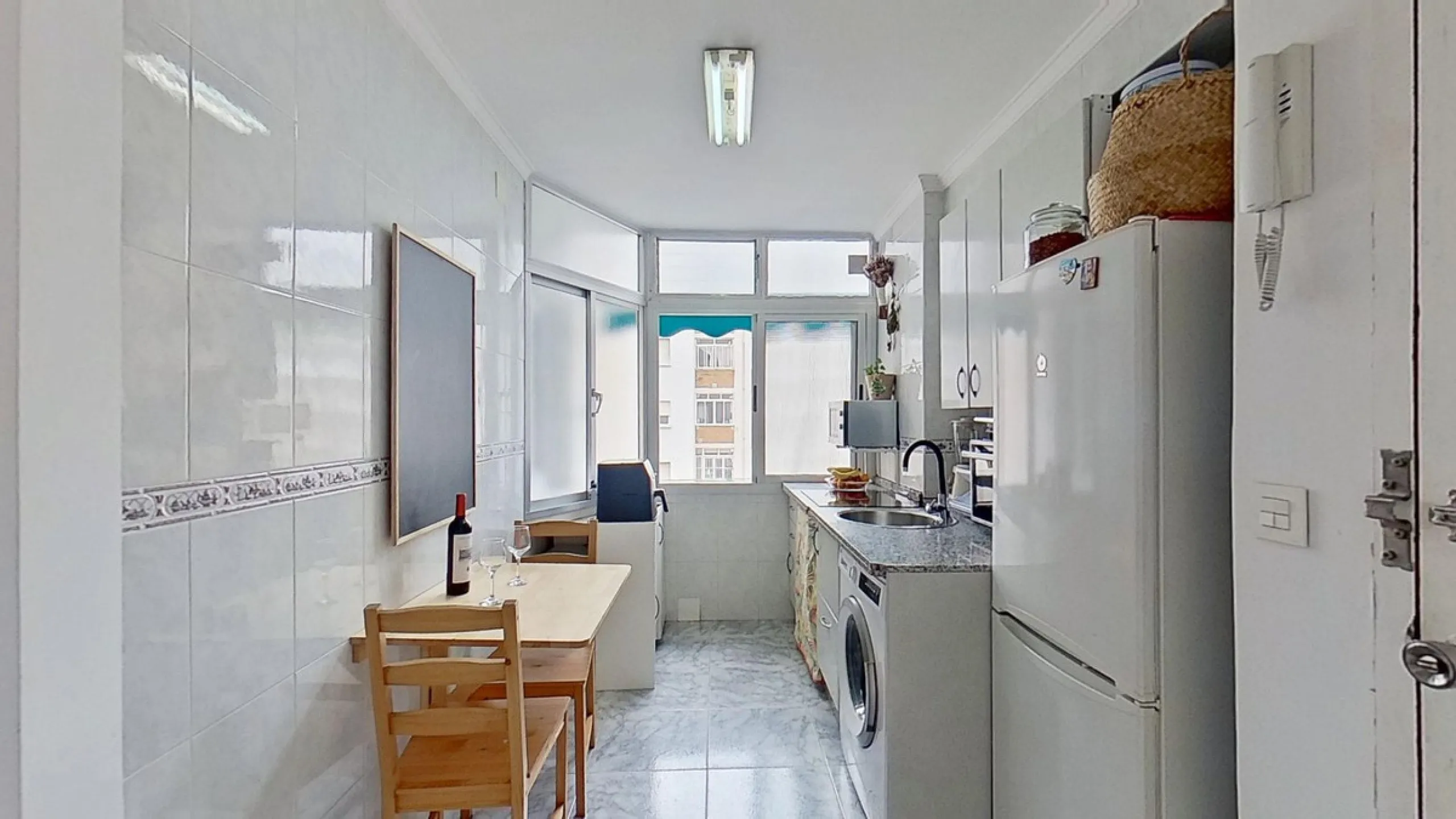 Apartment - Middle Floor Apartment в продаже в Málaga, Málaga. В доме 3 спален и 1 ванных комнат. Площадь дома 73 м²