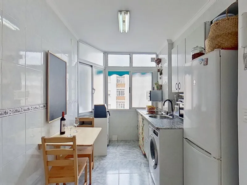 Apartment - Middle Floor Apartment в продаже в Málaga, Málaga. В доме 3 спален и 1 ванных комнат. Площадь дома 73 м²