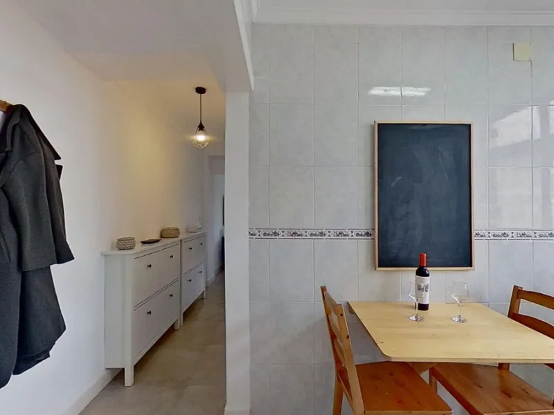 Apartment - Middle Floor Apartment в продаже в Málaga, Málaga. В доме 3 спален и 1 ванных комнат. Площадь дома 73 м²