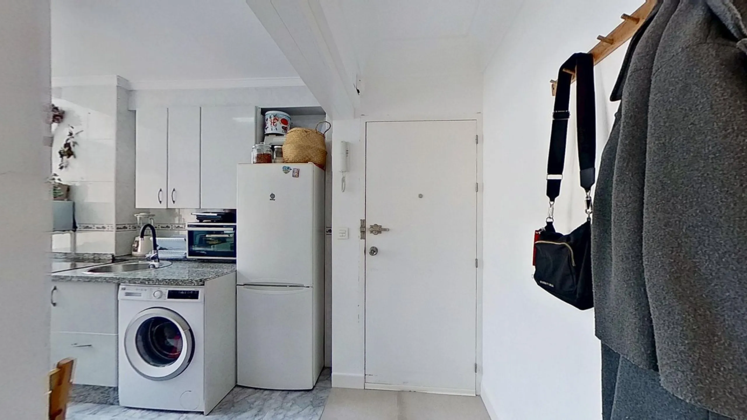 Apartment - Middle Floor Apartment в продаже в Málaga, Málaga. В доме 3 спален и 1 ванных комнат. Площадь дома 73 м²