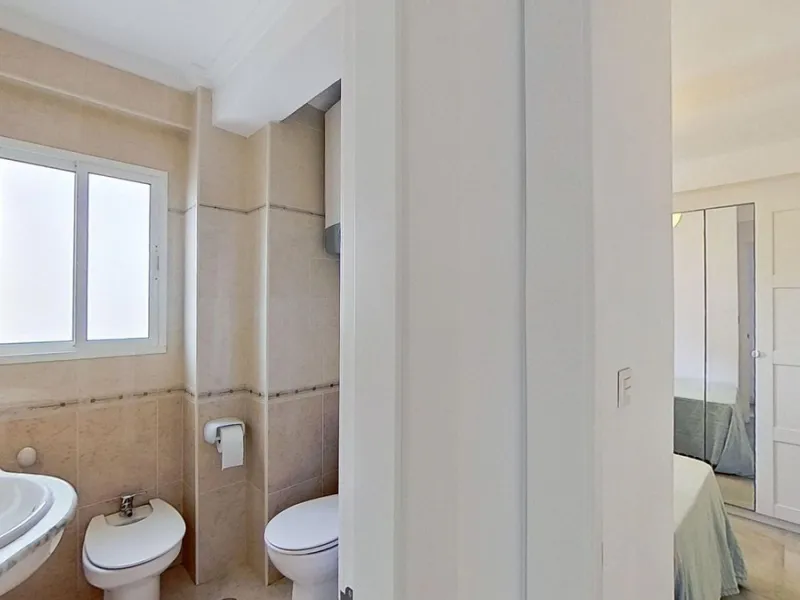 Apartment - Middle Floor Apartment в продаже в Málaga, Málaga. В доме 3 спален и 1 ванных комнат. Площадь дома 73 м²