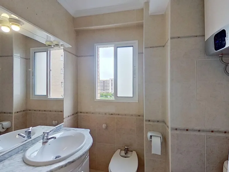 Apartment - Middle Floor Apartment в продаже в Málaga, Málaga. В доме 3 спален и 1 ванных комнат. Площадь дома 73 м²