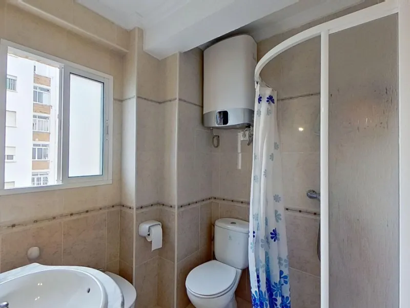 Apartment - Middle Floor Apartment в продаже в Málaga, Málaga. В доме 3 спален и 1 ванных комнат. Площадь дома 73 м²