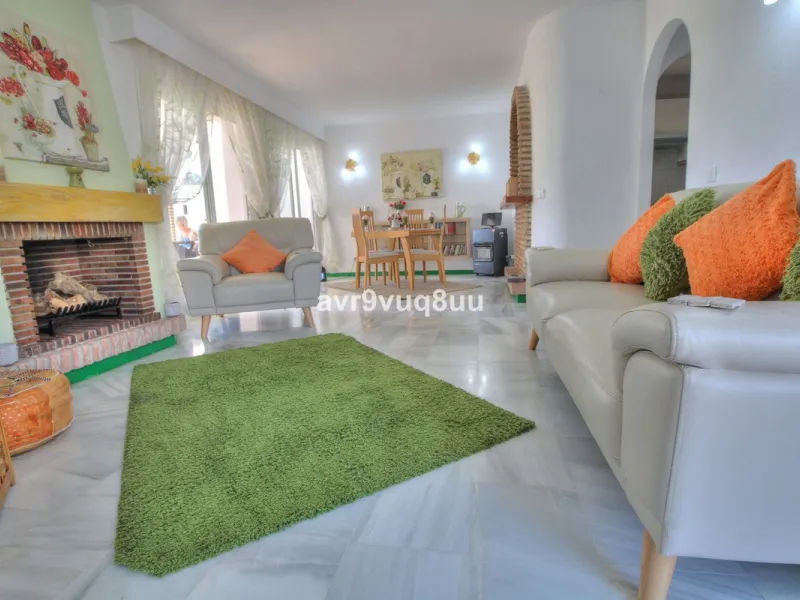 Apartment - Middle Floor Apartment в продаже в Mijas, Málaga. В доме 2 спален и 2 ванных комнат. Площадь дома 75 м². Площадь участка 152 м²
