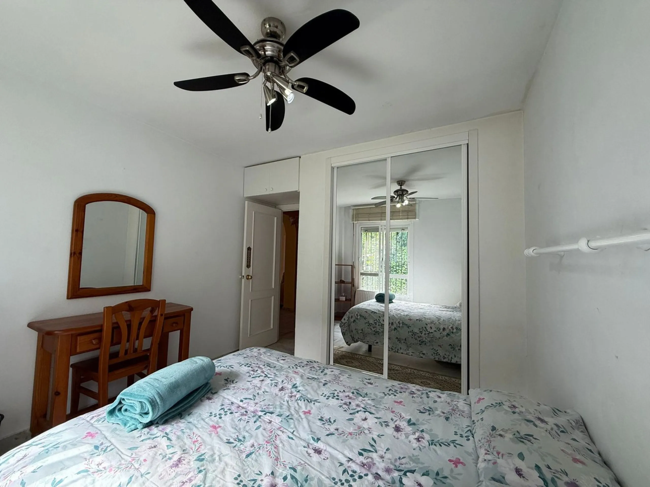 Beautiful south-facing 2-bedroom, 1-bathroom apartment located in La Reserva de Marbella.