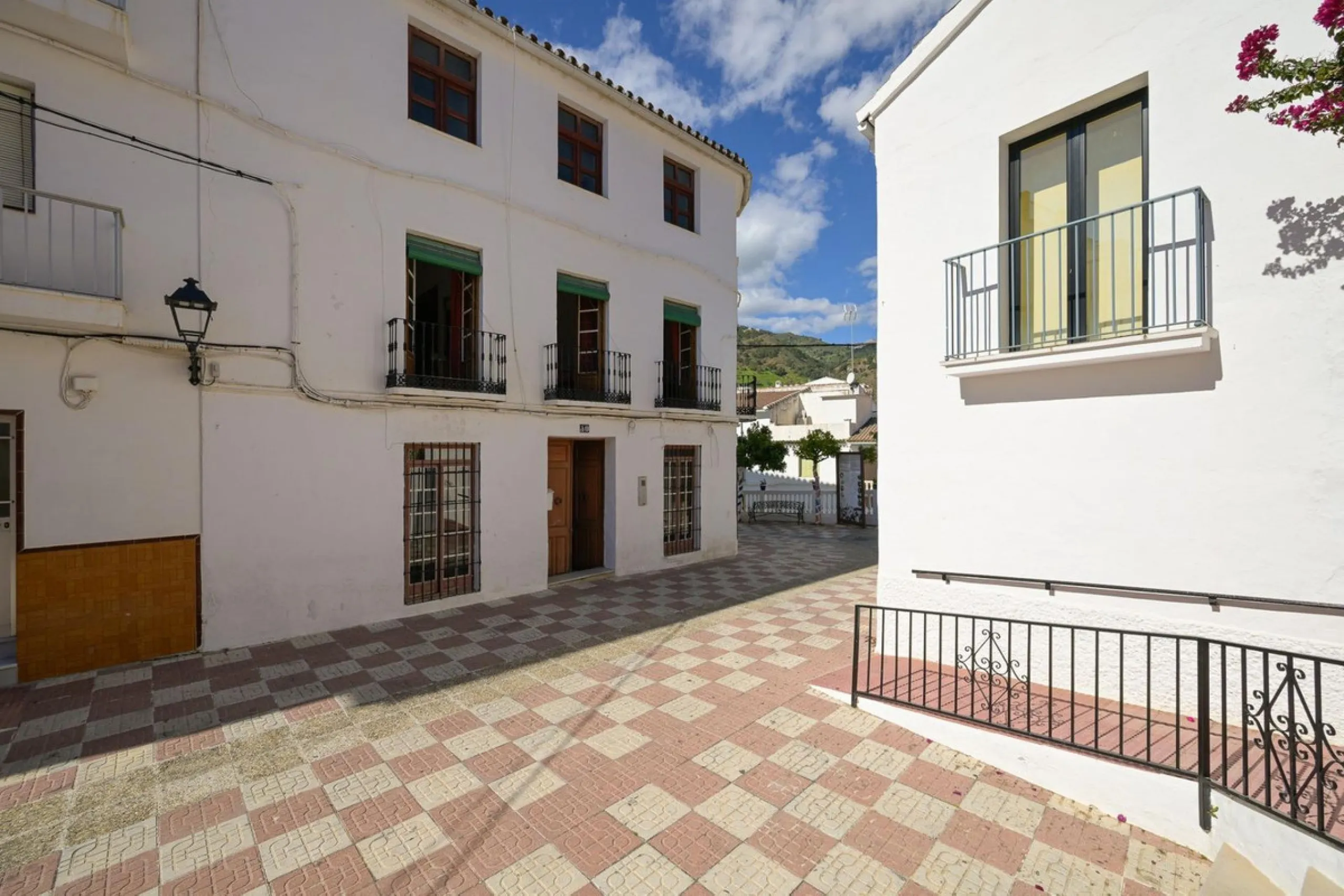 Magestic village house built in 1830, the third oldest house in Tolox and located right in the historic center of the town. The house is spread over three floors, maintaining all the authenticity of its construction. On the ground floor, we enter the hous