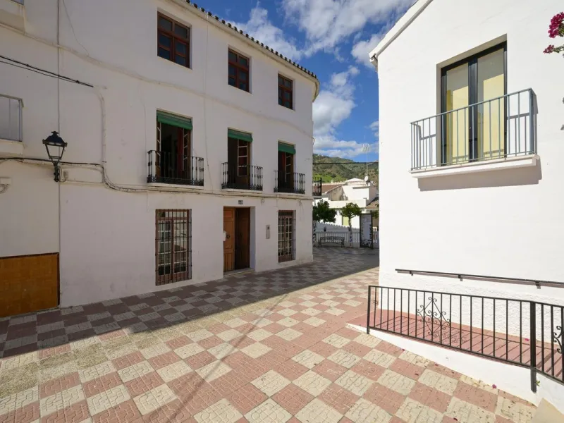 Magestic village house built in 1830, the third oldest house in Tolox and located right in the historic center of the town. The house is spread over three floors, maintaining all the authenticity of its construction. On the ground floor, we enter the hous