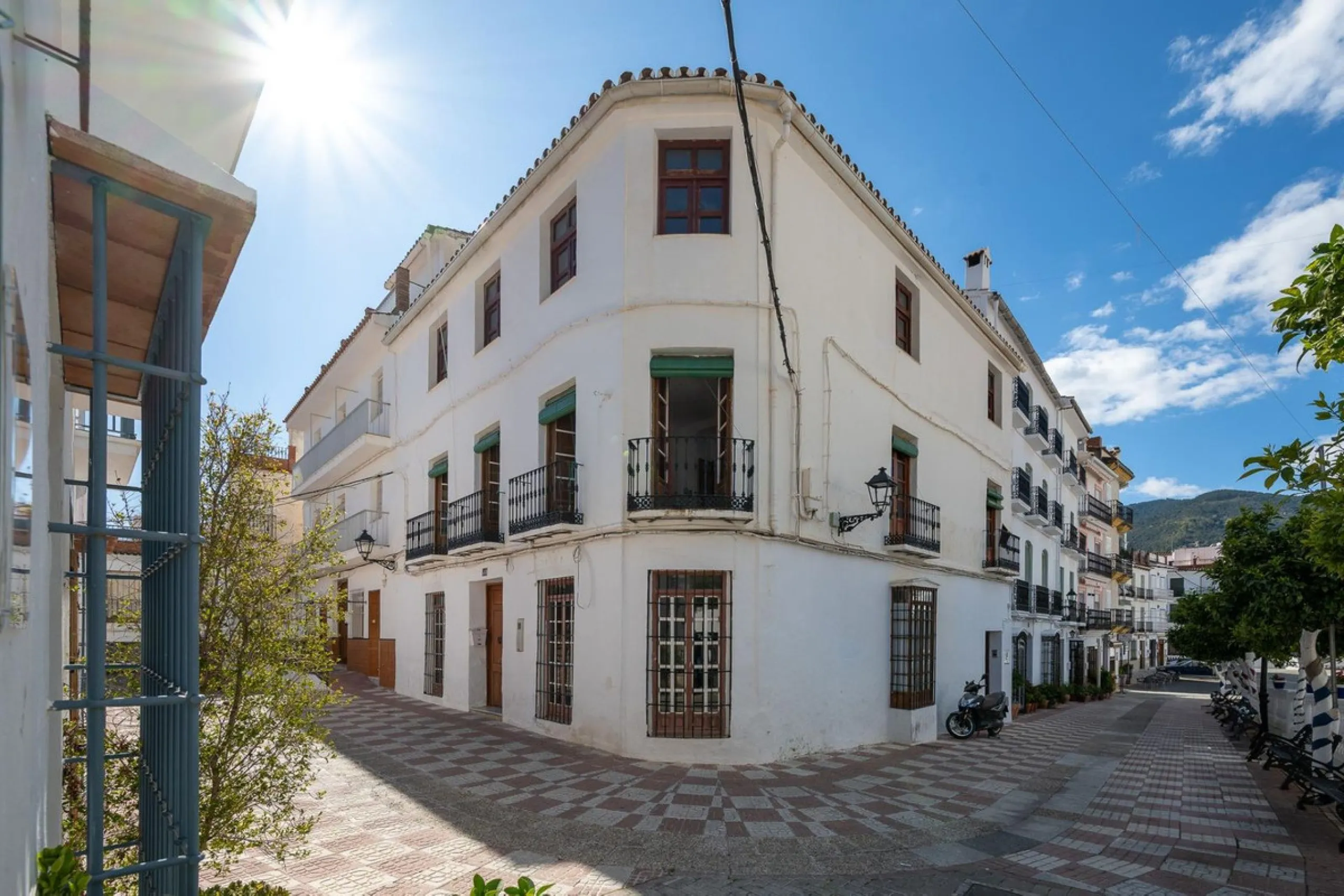 Magestic village house built in 1830, the third oldest house in Tolox and located right in the historic center of the town. The house is spread over three floors, maintaining all the authenticity of its construction. On the ground floor, we enter the hous
