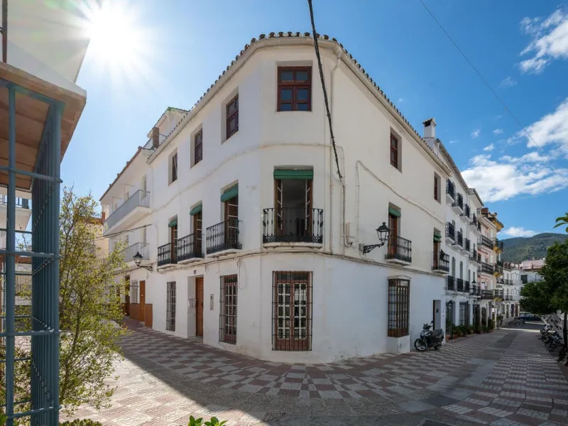 Magestic village house built in 1830, the third oldest house in Tolox and located right in the historic center of the town. The house is spread over three floors, maintaining all the authenticity of its construction. On the ground floor, we enter the hous