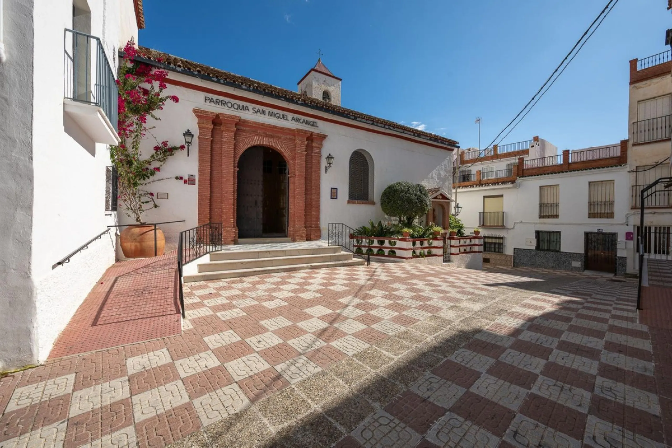 Magestic village house built in 1830, the third oldest house in Tolox and located right in the historic center of the town. The house is spread over three floors, maintaining all the authenticity of its construction. On the ground floor, we enter the hous