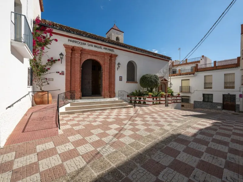Magestic village house built in 1830, the third oldest house in Tolox and located right in the historic center of the town. The house is spread over three floors, maintaining all the authenticity of its construction. On the ground floor, we enter the hous