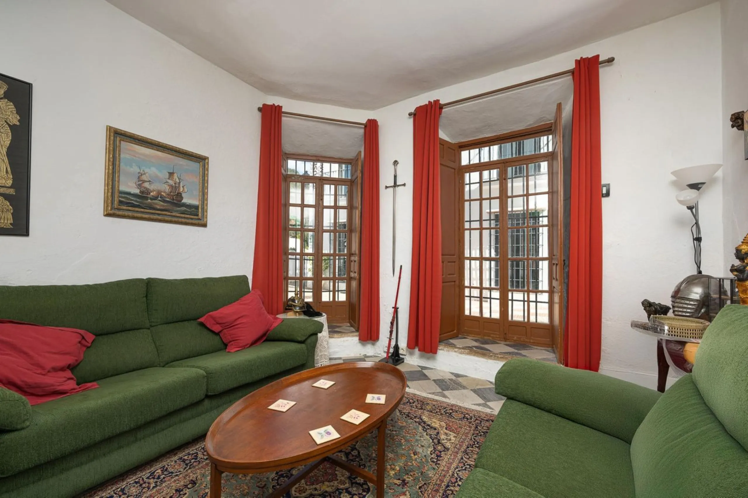 Magestic village house built in 1830, the third oldest house in Tolox and located right in the historic center of the town. The house is spread over three floors, maintaining all the authenticity of its construction. On the ground floor, we enter the hous
