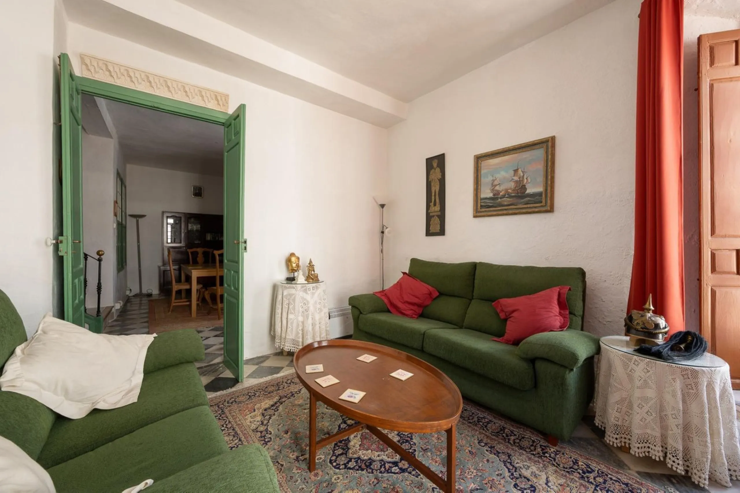 Magestic village house built in 1830, the third oldest house in Tolox and located right in the historic center of the town. The house is spread over three floors, maintaining all the authenticity of its construction. On the ground floor, we enter the hous