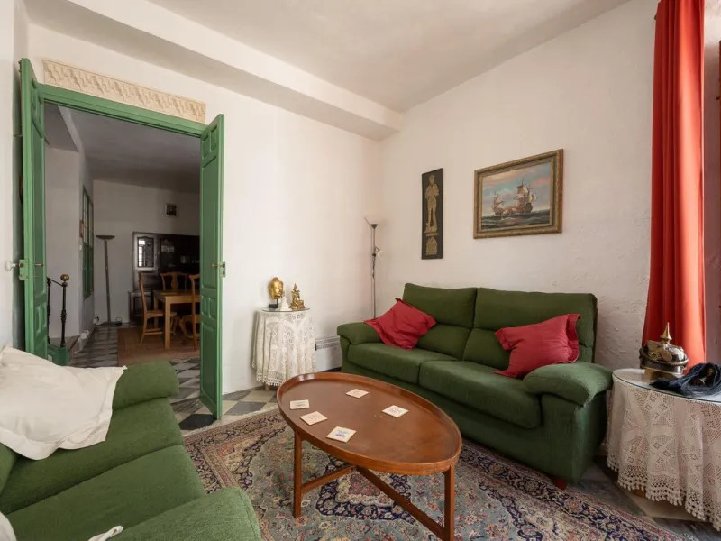 Magestic village house built in 1830, the third oldest house in Tolox and located right in the historic center of the town. The house is spread over three floors, maintaining all the authenticity of its construction. On the ground floor, we enter the hous