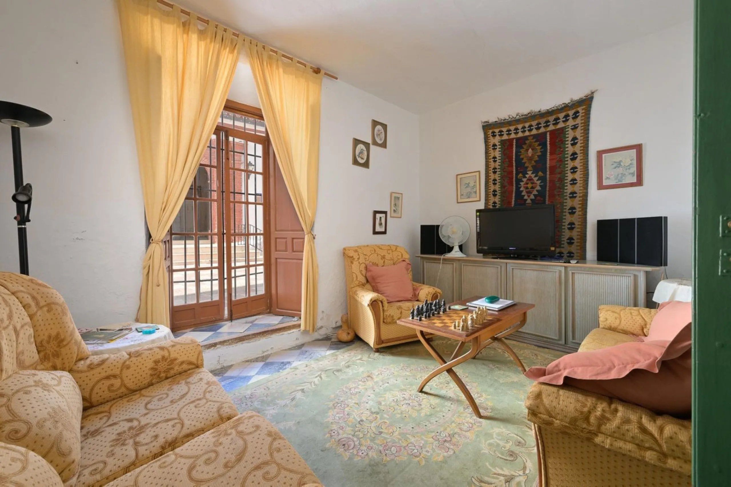 Magestic village house built in 1830, the third oldest house in Tolox and located right in the historic center of the town. The house is spread over three floors, maintaining all the authenticity of its construction. On the ground floor, we enter the hous