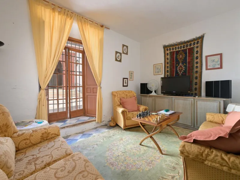 Magestic village house built in 1830, the third oldest house in Tolox and located right in the historic center of the town. The house is spread over three floors, maintaining all the authenticity of its construction. On the ground floor, we enter the hous