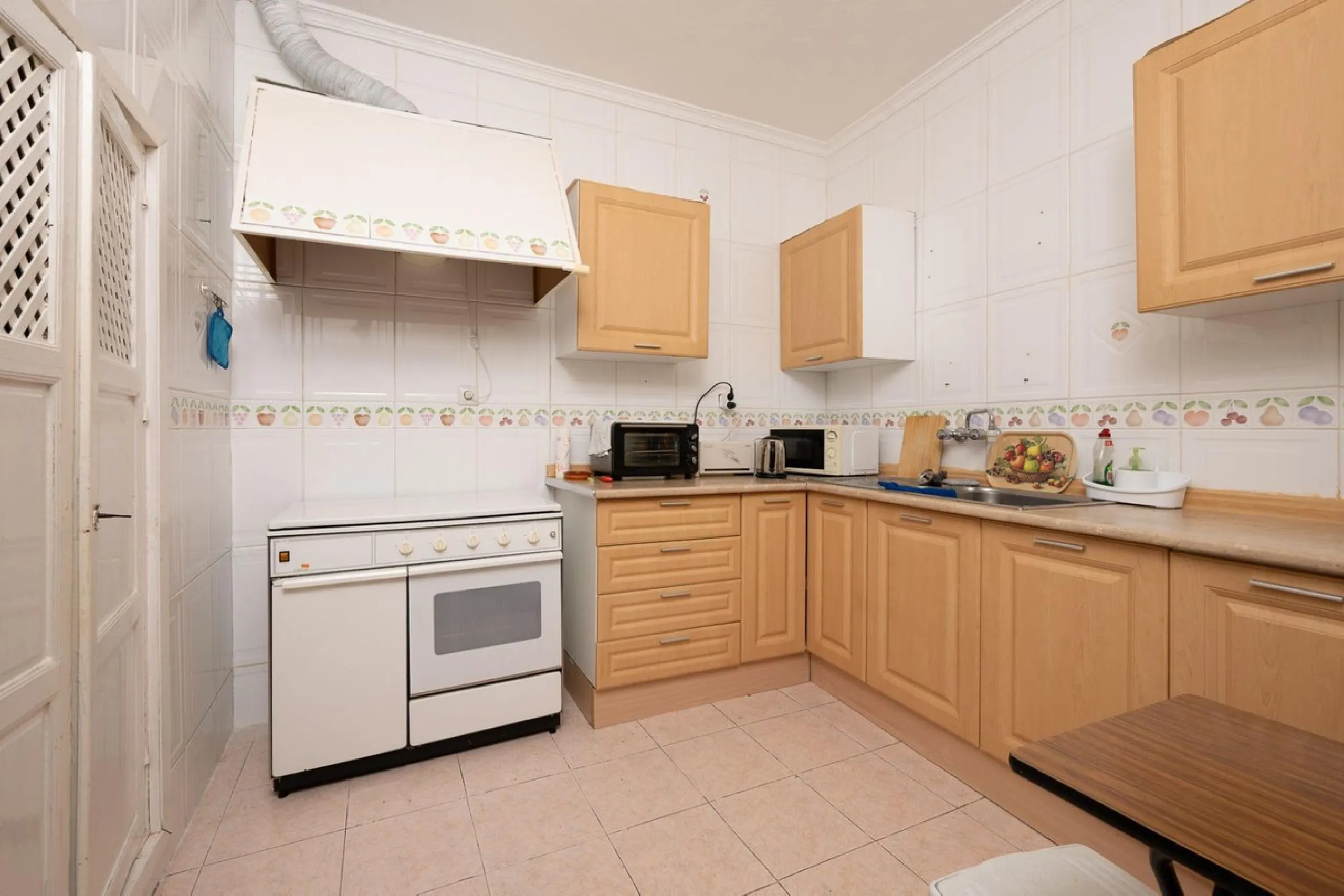 Magestic village house built in 1830, the third oldest house in Tolox and located right in the historic center of the town. The house is spread over three floors, maintaining all the authenticity of its construction. On the ground floor, we enter the hous