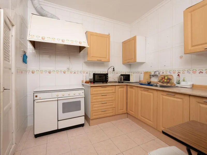 Magestic village house built in 1830, the third oldest house in Tolox and located right in the historic center of the town. The house is spread over three floors, maintaining all the authenticity of its construction. On the ground floor, we enter the hous