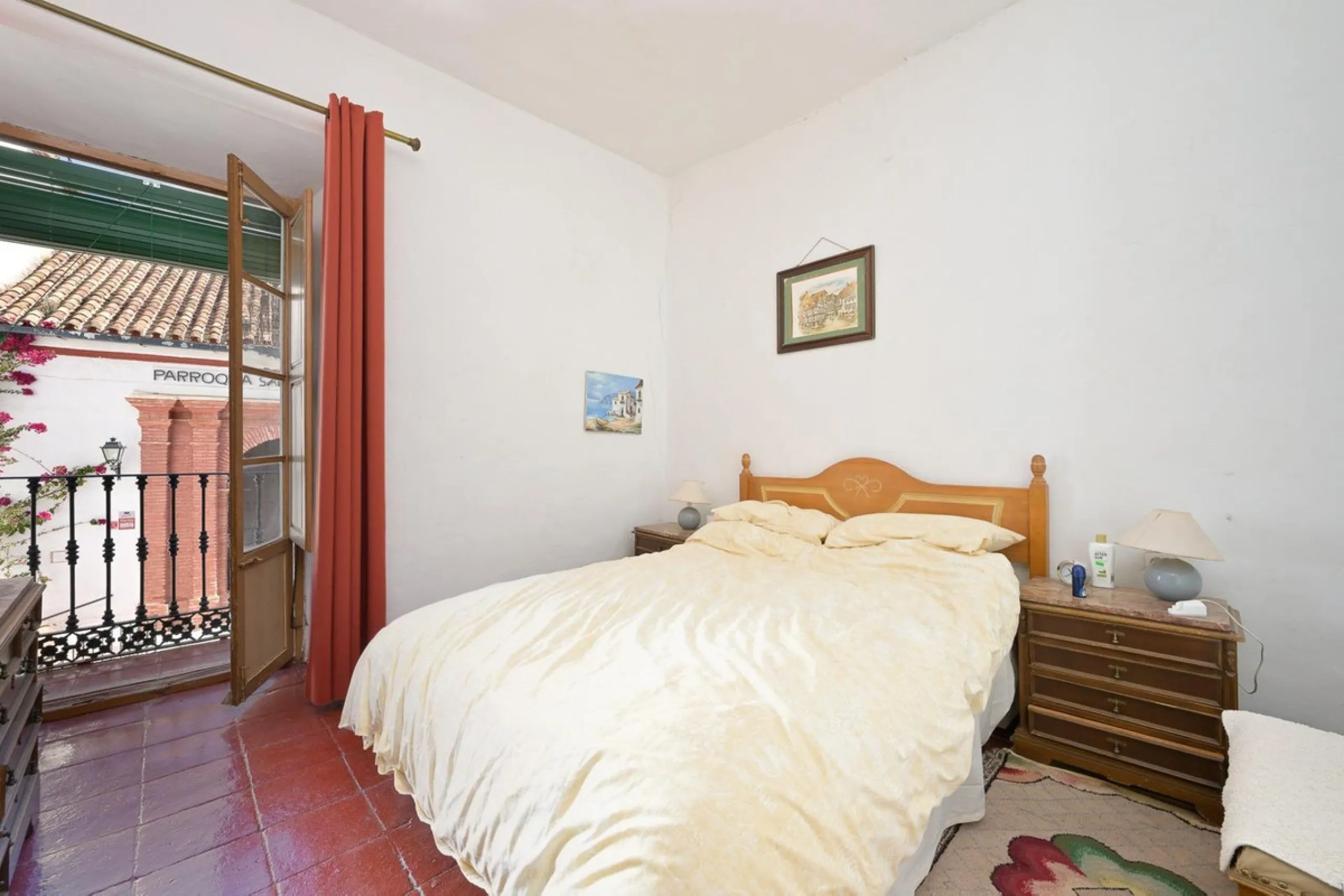 Magestic village house built in 1830, the third oldest house in Tolox and located right in the historic center of the town. The house is spread over three floors, maintaining all the authenticity of its construction. On the ground floor, we enter the hous