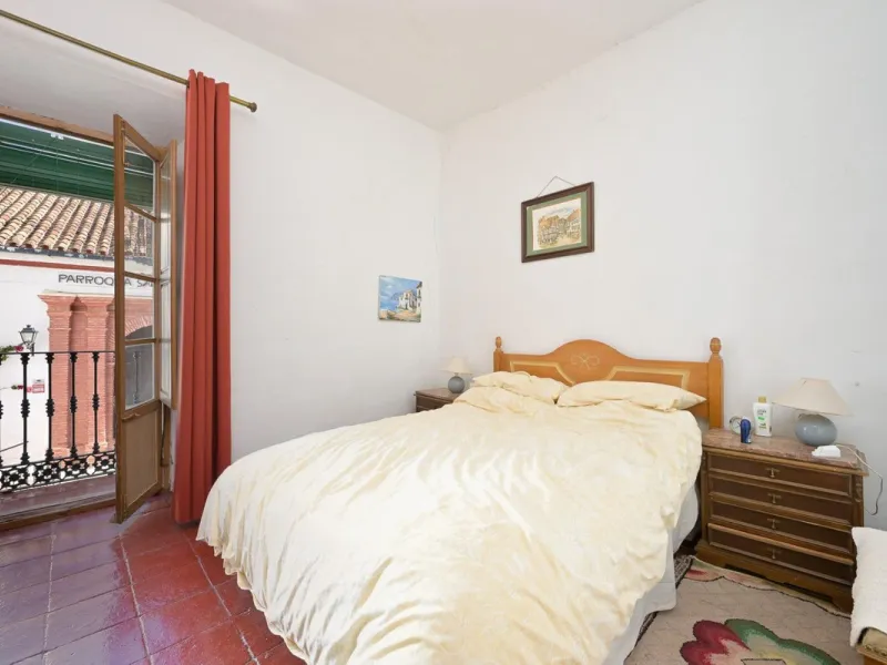 Magestic village house built in 1830, the third oldest house in Tolox and located right in the historic center of the town. The house is spread over three floors, maintaining all the authenticity of its construction. On the ground floor, we enter the hous