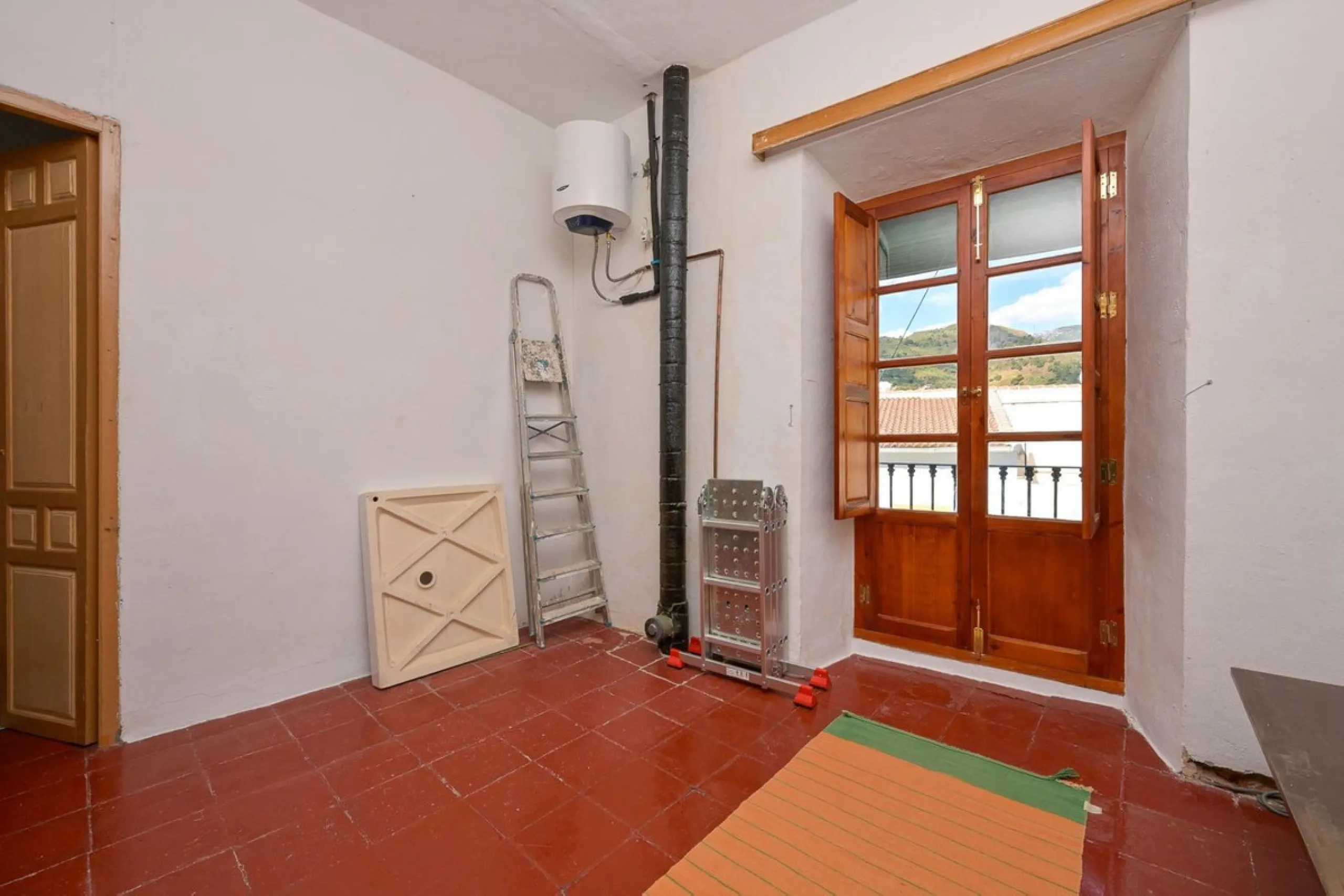 Magestic village house built in 1830, the third oldest house in Tolox and located right in the historic center of the town. The house is spread over three floors, maintaining all the authenticity of its construction. On the ground floor, we enter the hous