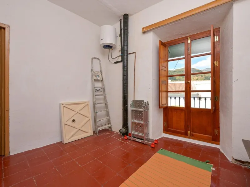 Magestic village house built in 1830, the third oldest house in Tolox and located right in the historic center of the town. The house is spread over three floors, maintaining all the authenticity of its construction. On the ground floor, we enter the hous