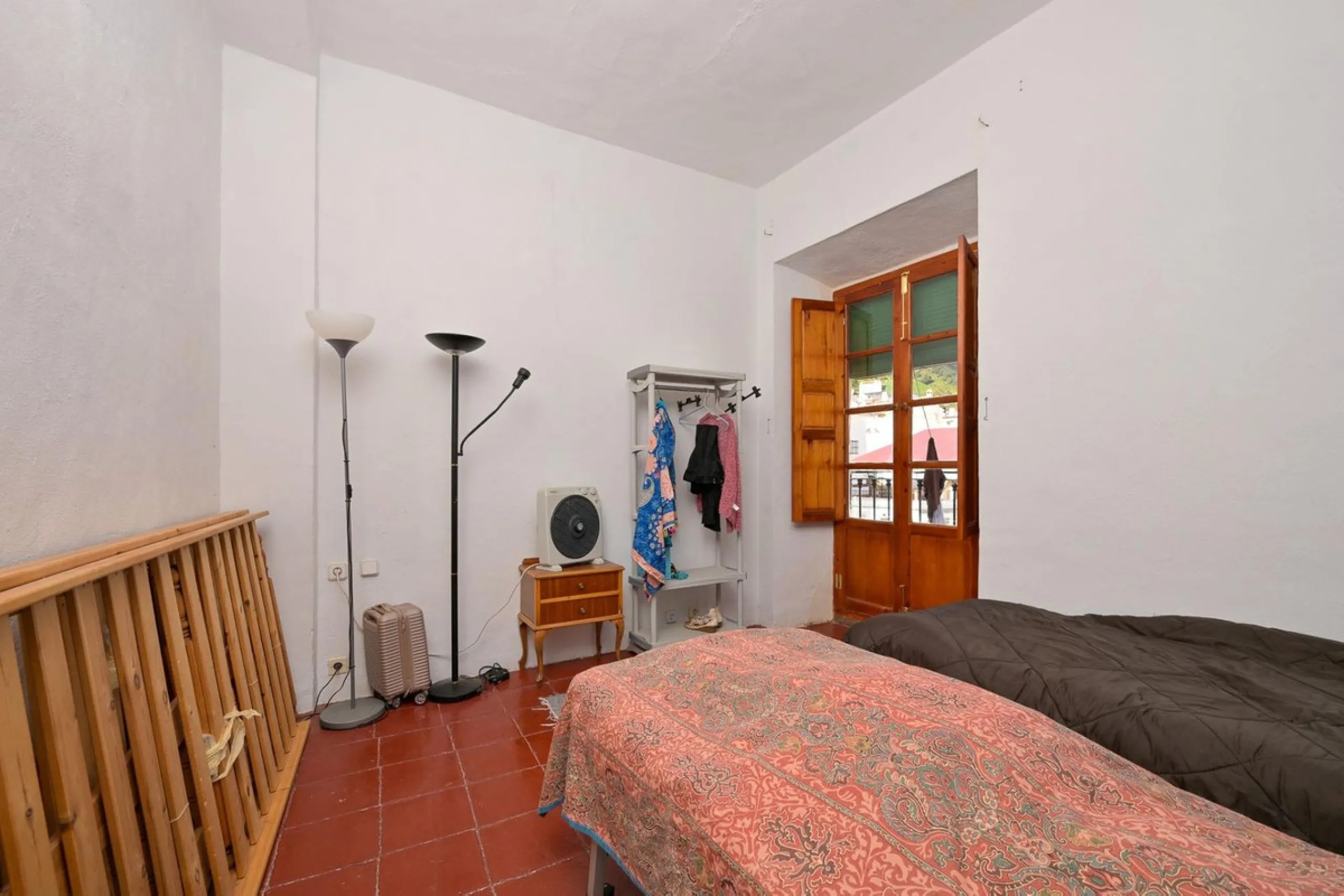 Magestic village house built in 1830, the third oldest house in Tolox and located right in the historic center of the town. The house is spread over three floors, maintaining all the authenticity of its construction. On the ground floor, we enter the hous