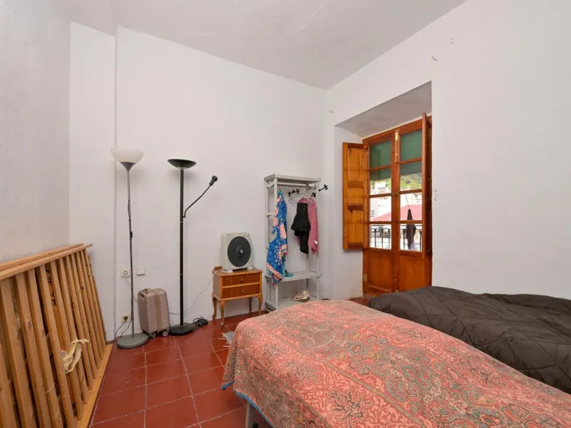 Magestic village house built in 1830, the third oldest house in Tolox and located right in the historic center of the town. The house is spread over three floors, maintaining all the authenticity of its construction. On the ground floor, we enter the hous