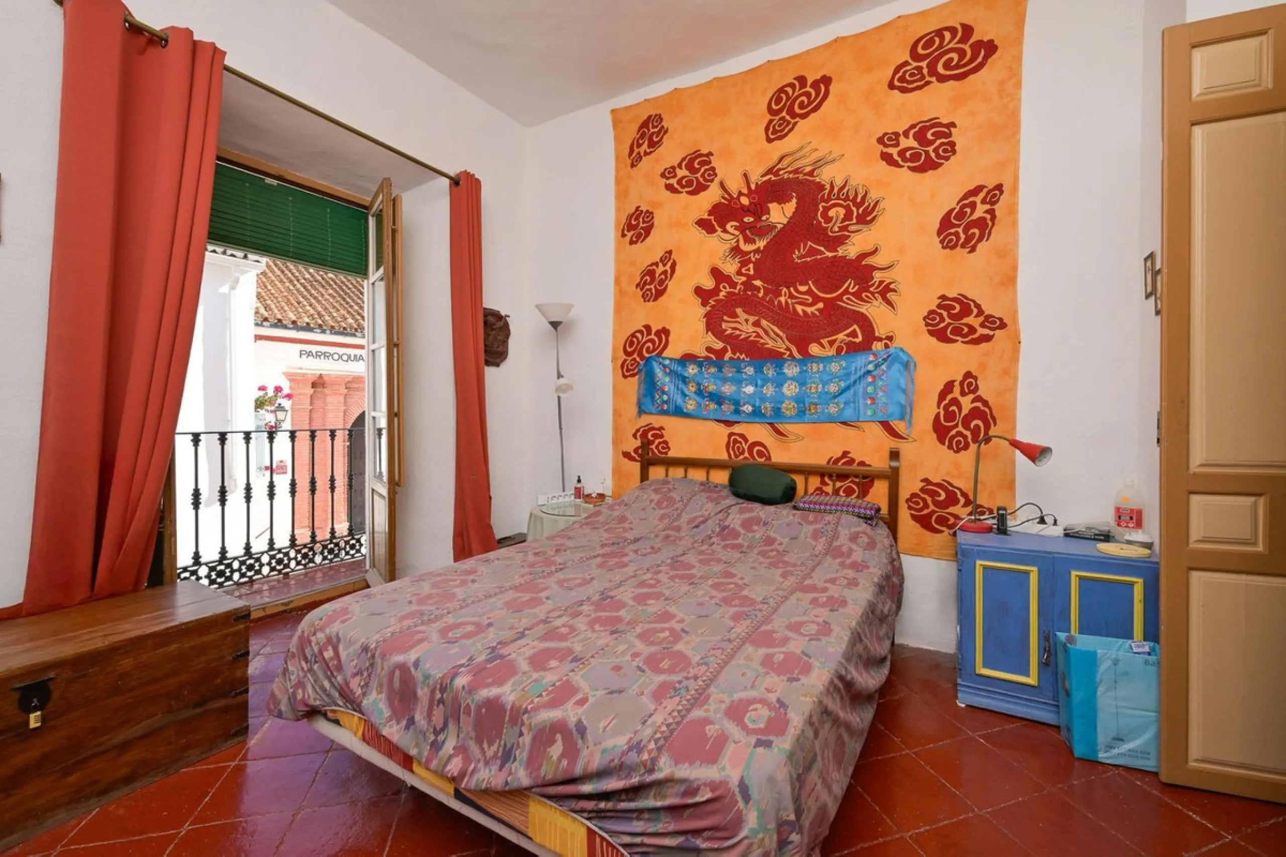Magestic village house built in 1830, the third oldest house in Tolox and located right in the historic center of the town. The house is spread over three floors, maintaining all the authenticity of its construction. On the ground floor, we enter the hous