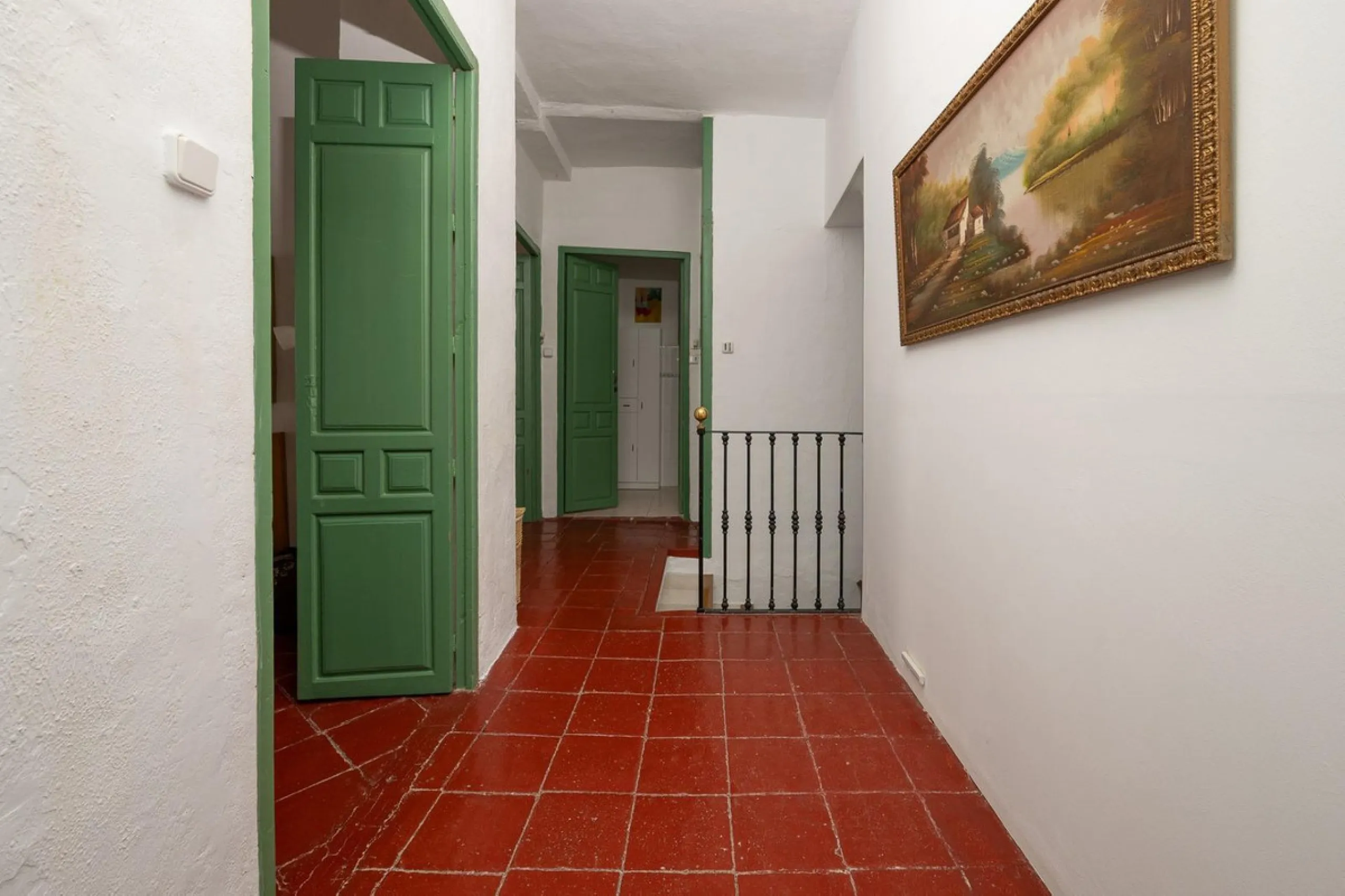 Magestic village house built in 1830, the third oldest house in Tolox and located right in the historic center of the town. The house is spread over three floors, maintaining all the authenticity of its construction. On the ground floor, we enter the hous
