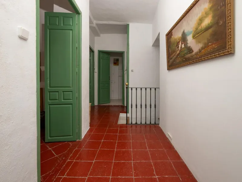Magestic village house built in 1830, the third oldest house in Tolox and located right in the historic center of the town. The house is spread over three floors, maintaining all the authenticity of its construction. On the ground floor, we enter the hous