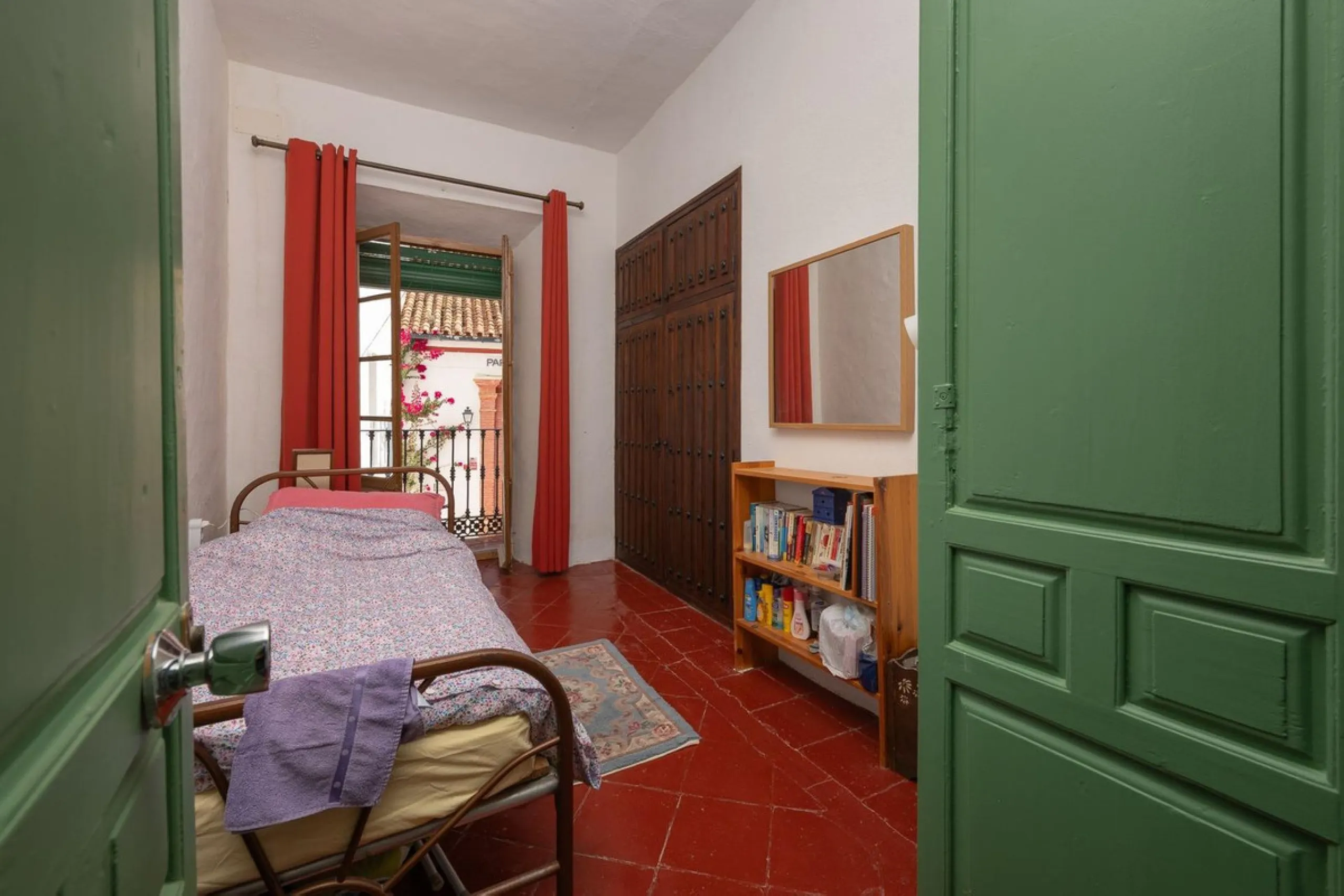 Magestic village house built in 1830, the third oldest house in Tolox and located right in the historic center of the town. The house is spread over three floors, maintaining all the authenticity of its construction. On the ground floor, we enter the hous