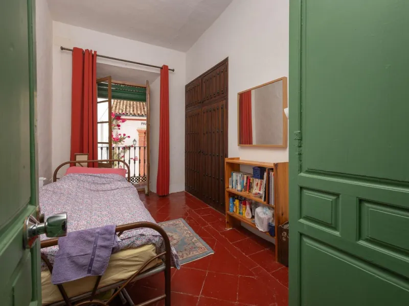 Magestic village house built in 1830, the third oldest house in Tolox and located right in the historic center of the town. The house is spread over three floors, maintaining all the authenticity of its construction. On the ground floor, we enter the hous