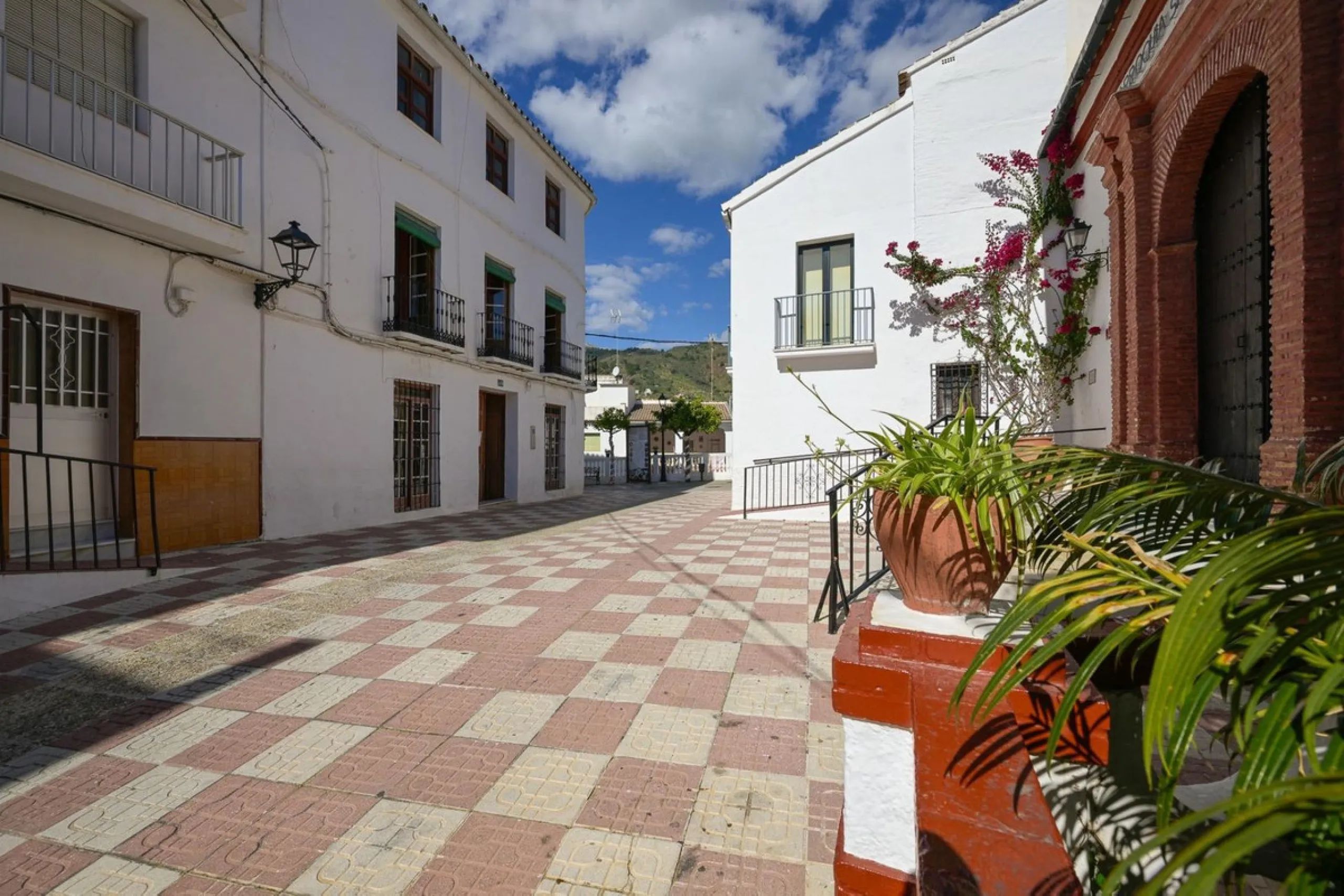 Magestic village house built in 1830, the third oldest house in Tolox and located right in the historic center of the town. The house is spread over three floors, maintaining all the authenticity of its construction. On the ground floor, we enter the hous