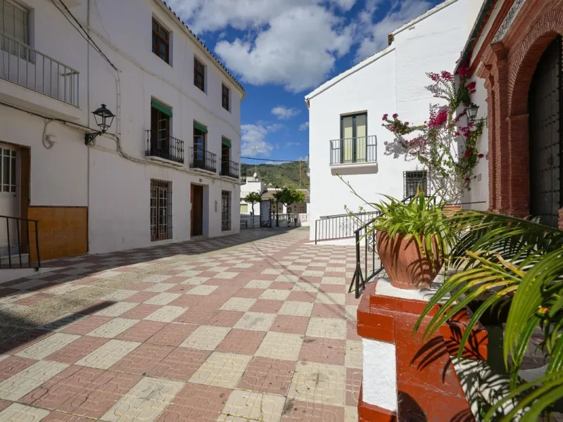 Magestic village house built in 1830, the third oldest house in Tolox and located right in the historic center of the town. The house is spread over three floors, maintaining all the authenticity of its construction. On the ground floor, we enter the hous