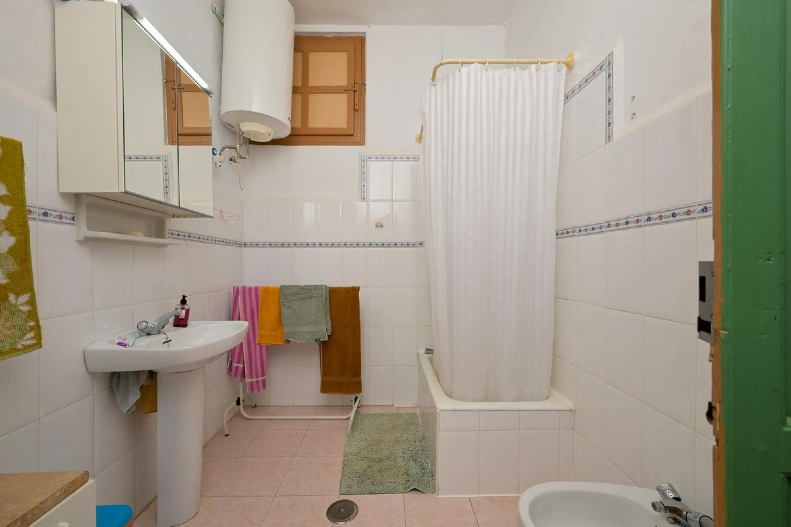 Magestic village house built in 1830, the third oldest house in Tolox and located right in the historic center of the town. The house is spread over three floors, maintaining all the authenticity of its construction. On the ground floor, we enter the hous