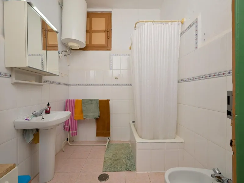 Magestic village house built in 1830, the third oldest house in Tolox and located right in the historic center of the town. The house is spread over three floors, maintaining all the authenticity of its construction. On the ground floor, we enter the hous