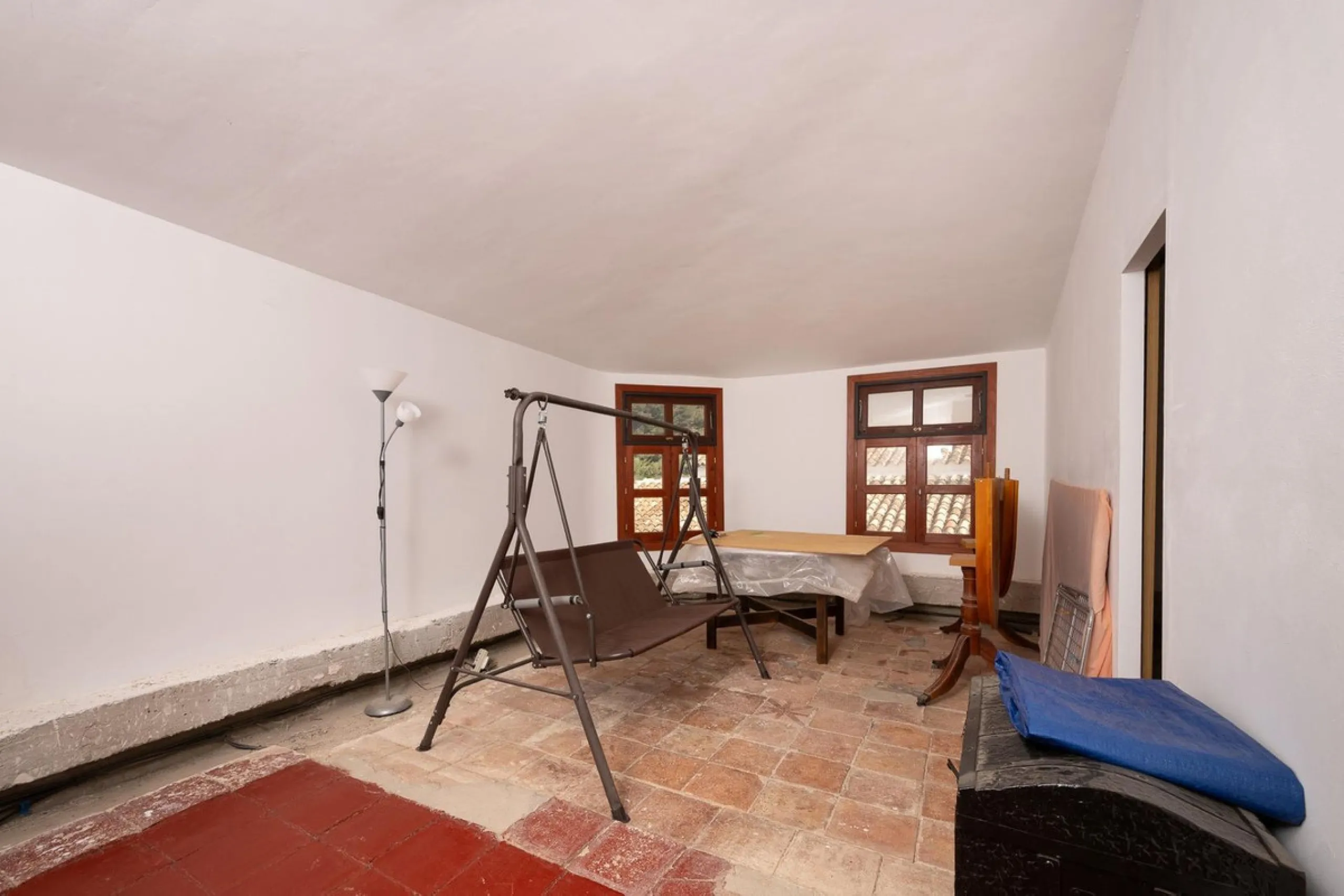 Magestic village house built in 1830, the third oldest house in Tolox and located right in the historic center of the town. The house is spread over three floors, maintaining all the authenticity of its construction. On the ground floor, we enter the hous