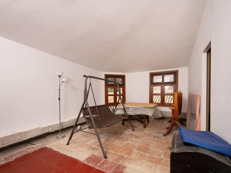 Magestic village house built in 1830, the third oldest house in Tolox and located right in the historic center of the town. The house is spread over three floors, maintaining all the authenticity of its construction. On the ground floor, we enter the hous