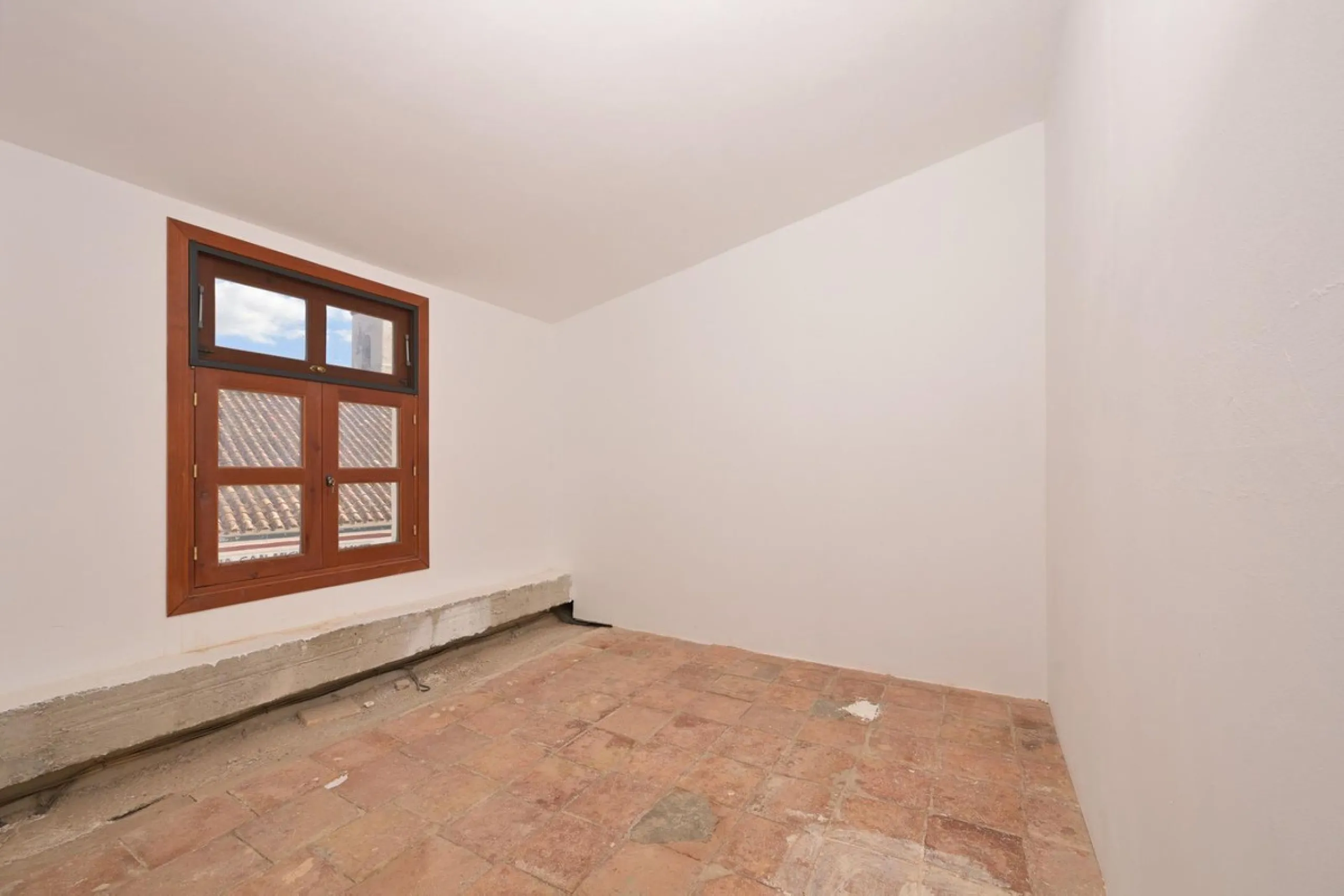 Magestic village house built in 1830, the third oldest house in Tolox and located right in the historic center of the town. The house is spread over three floors, maintaining all the authenticity of its construction. On the ground floor, we enter the hous
