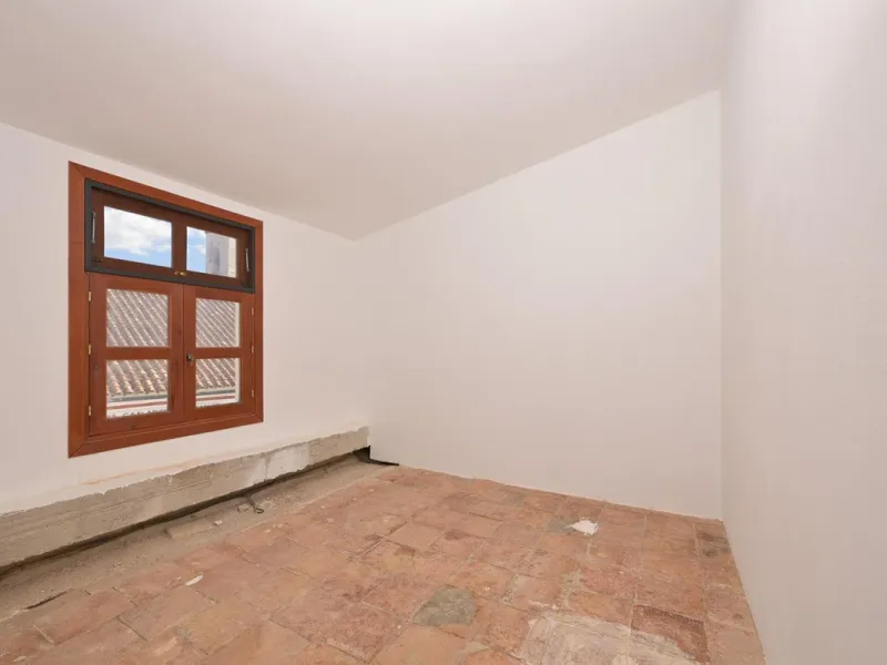 Magestic village house built in 1830, the third oldest house in Tolox and located right in the historic center of the town. The house is spread over three floors, maintaining all the authenticity of its construction. On the ground floor, we enter the hous